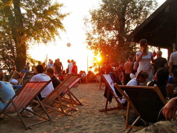 Party am Strandbad Übersee direkt am Chiemsee bei Sonnenuntergang.