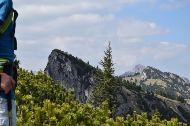 Kurz vorm Gipfel des Teufelstättkopf sehen wir den weiteren Verlauf der Route mit Laubeneck und Hennenkopf