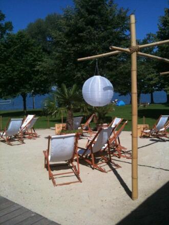 Strandbad Übersee mit Liegestühlen.