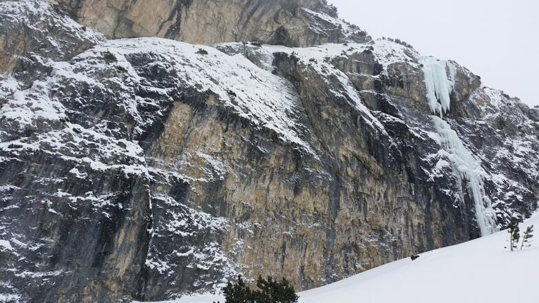 Übersicht, rechts im Bild der Eisfall.