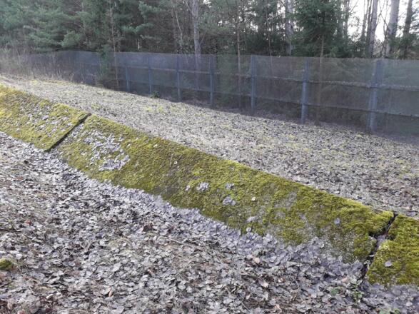 originale Grenzelemente; vorne Kfz-Sperrgraben, dahinter der Grenzzaun