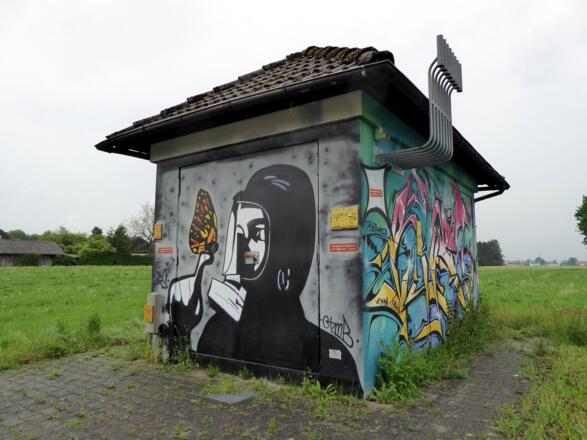 Tief Luft holen am Weg zum Ainringer Moos, es könnte nass werden.