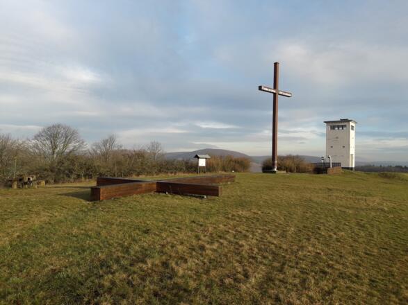 Weltfriedenskreuz auf dem Dachsberg nahe einer DDR-Grenztruppenführungsstelle