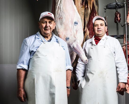 Hermann Brenner jun. und sen. erz%c3%a4hlen im Fleisch %26 Co-Interview%2c wie sie die kleinste Fleischerei %c3%96sterreichs nach alter Handwerkskunst f%c3%bchren. (%c2%a9 Katharina St%c3%b6gmueller)