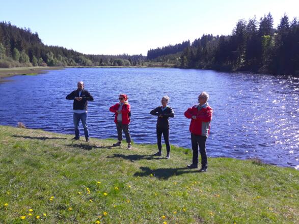 kelten yoga wyda an einem landschaftsteich oder lipno see