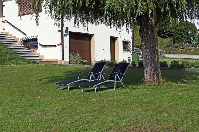 Liegen im privaten Garten