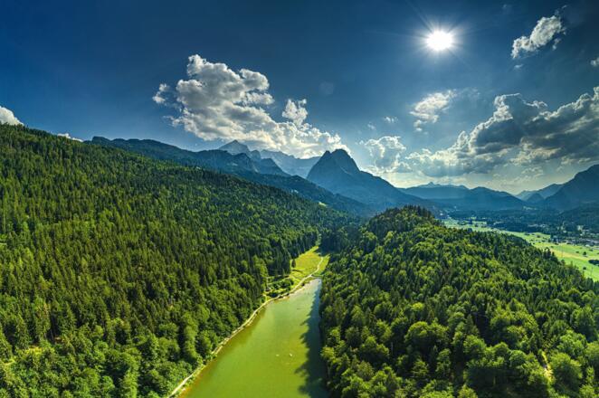 Blick über den Rießersee mit der Zugspitze im Hintergrund