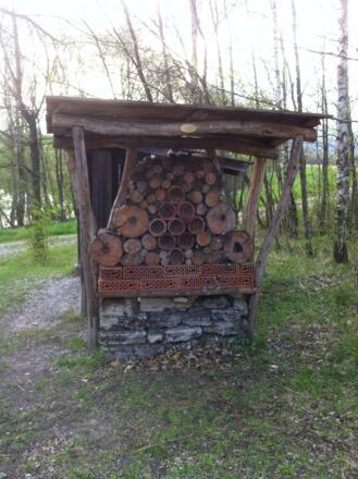 Insektenhotel am Abzweig nach links