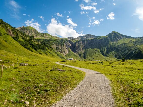 Die Strecke aufs Nebelhorn verläuft überwiegend auf gut befestigten Schotterwegen