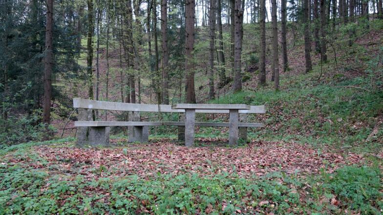 Rastplatz bei der Kapelle am Abstiegsweg.