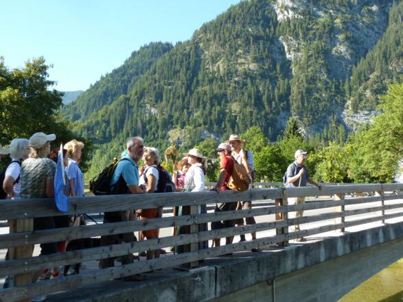 Der Weg führt aus Oberammergau heraus