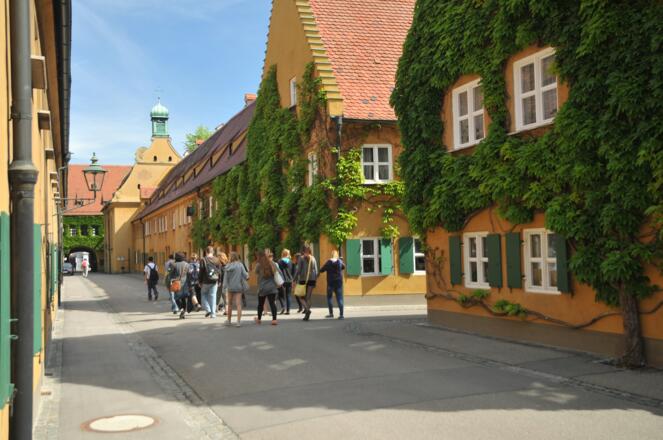 Besuchergruppe in der Fuggerei Augsburg
