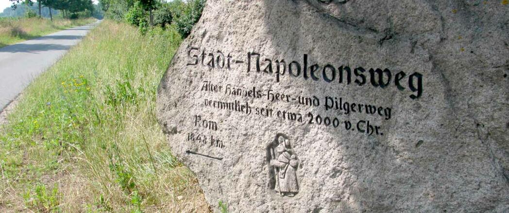Inschrift in einem Felsbrocken auf dem Stadtnapoleonsweg in Norddeutschland