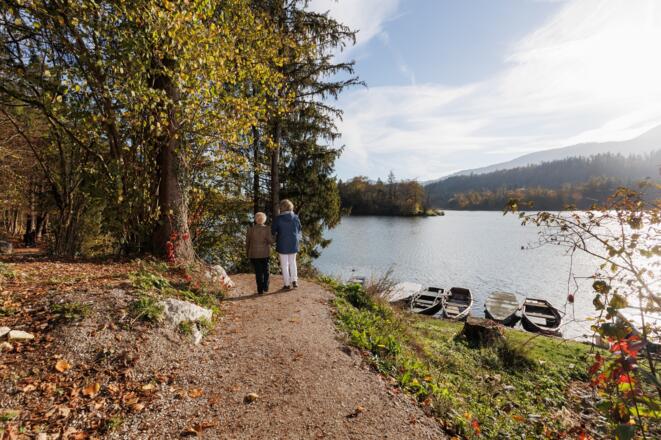 Spaziergänger am Reintalersee barrierefreier Wanderweg