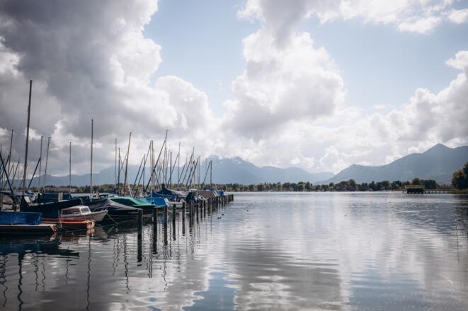 Seeidylle  mit Blick auf die Berge