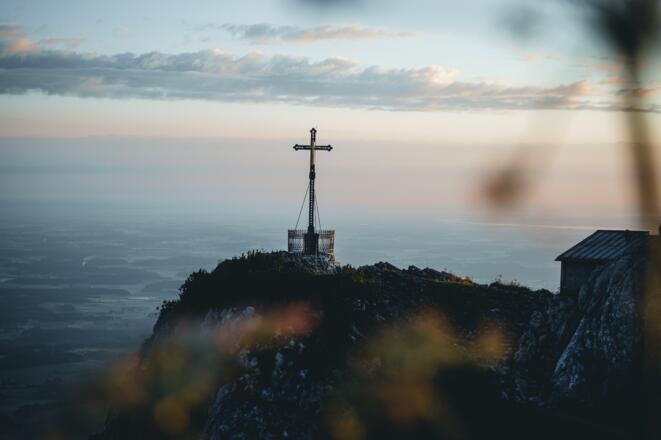 Das Gipfelkreuz im Morgenlicht