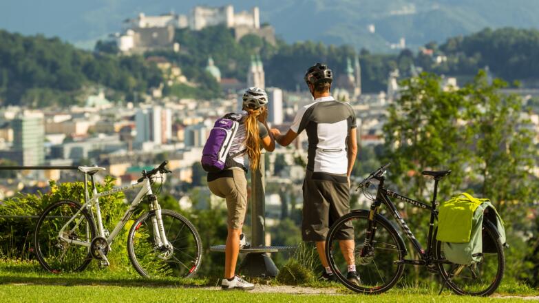Angekommen in der Stadt Salzburg mit Blick auf die Festung