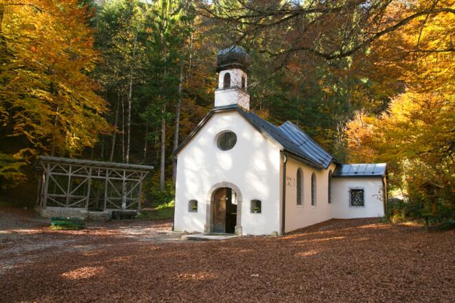 Die Kapelle liegt am Abhang der Nordkette nördlich von Innsbruck