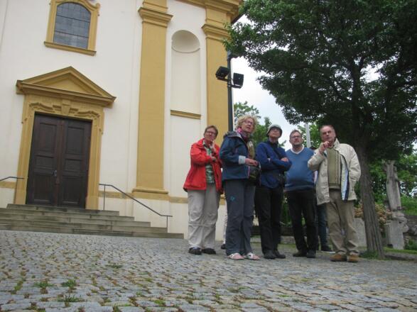 Vor der Kirche in Kürnach