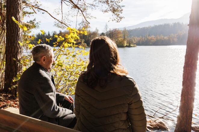 Rast am Reintalersee entlang des barrierefreien Wanderweges