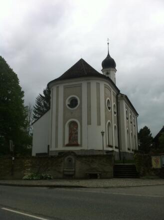 Kirche St. Margaretha in der Ortsmitte von Magentsried
