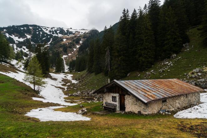 Die Felln-Alm  mit Schneeresten