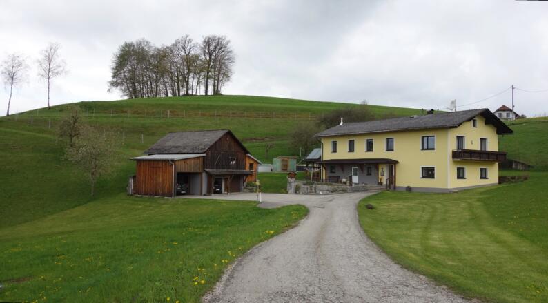 Vor dem Hof ~420m links abbiegen, Wegtafel.