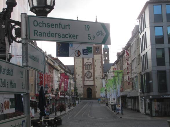Vor dem Würzburger Dom mit WEgemarkierung Via Romea