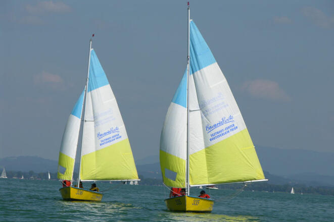 Zwei Segelboote auf dem Chiemsee.