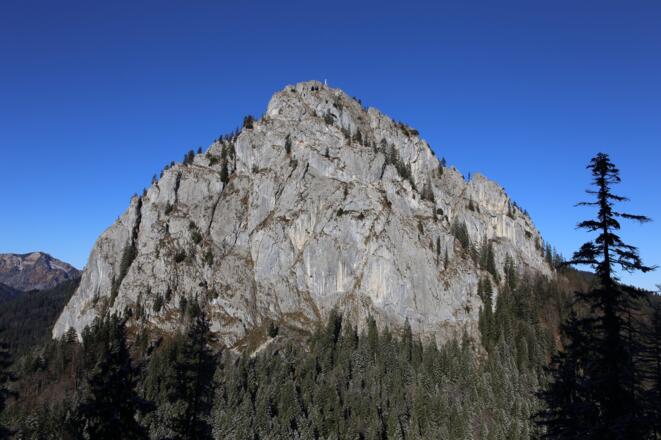 Die für die Bayerischen Voralpen „mächtige“ Südwand bietet viele gut abgesicherte Routen im mittleren Schwierigkeitsgrad.