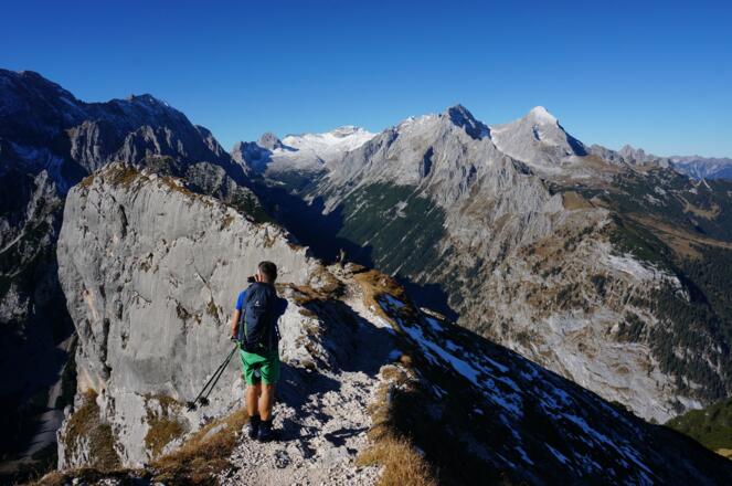 Beim Abstieg blickt man über das Reintal Richtung Zugspitzplatt
