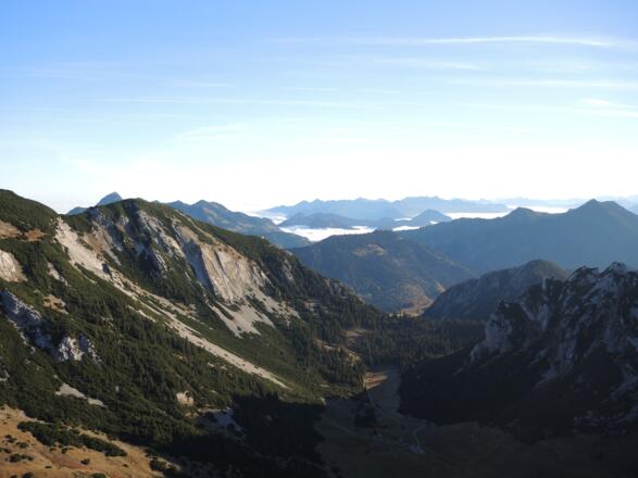 Tiefblick auf die Großtiefentalalm, rechts die Ruchenköpfe