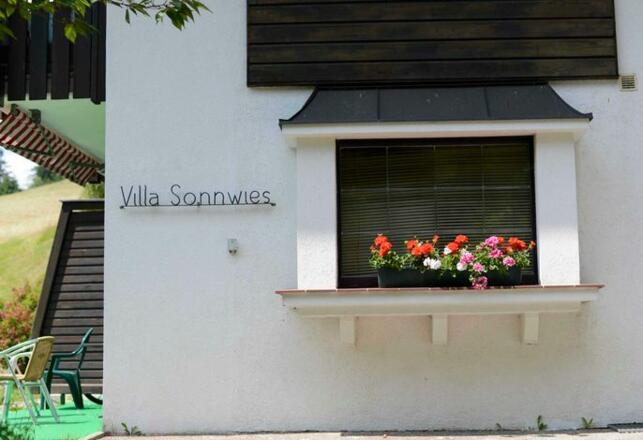 Aussenansicht im Sommer