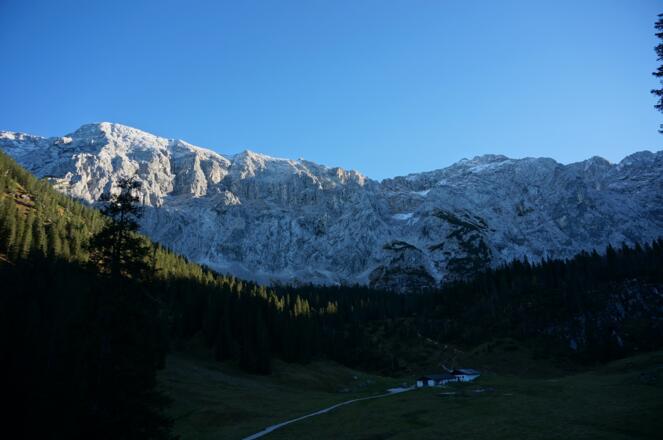 Die felsige Umrahmung der Wettersteinalm