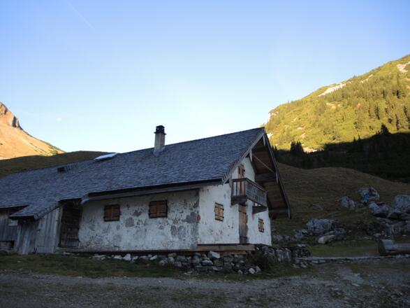 Die (unbewirtschaftete) Großtiefentalalm hat sich ihren ursprünglichen Charakter bewahrt