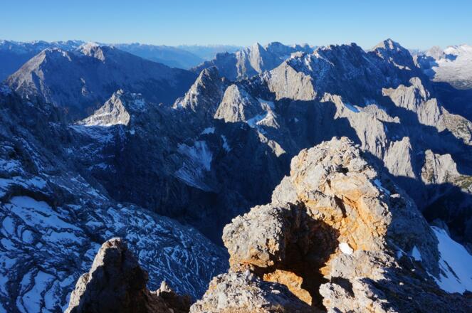 Auf dem Gipfel faltet sich die Felswelt des Wetterstein auf