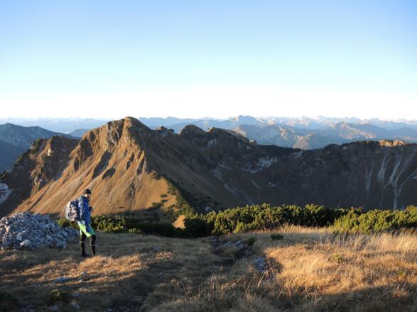 Gegenüber des Hochmiesing liegt die deutlich bekanntere Rotwand