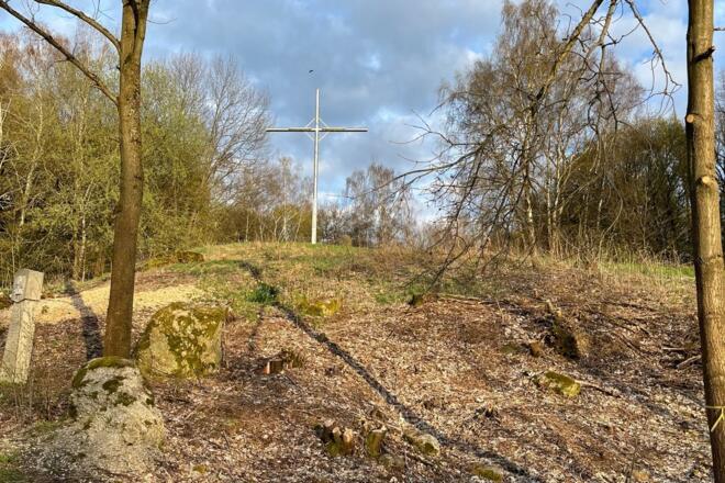 Kreuz, das nachts auch beleuchtet wird