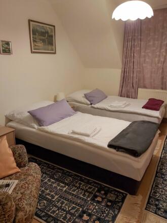 Schlafcouch mit Paravent