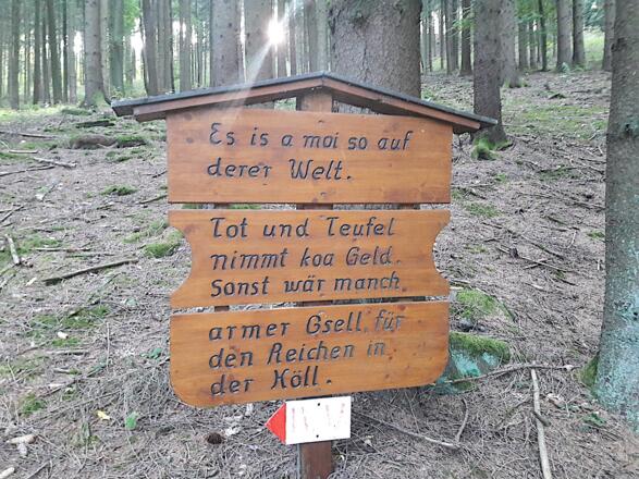 Tafel am Wegrand