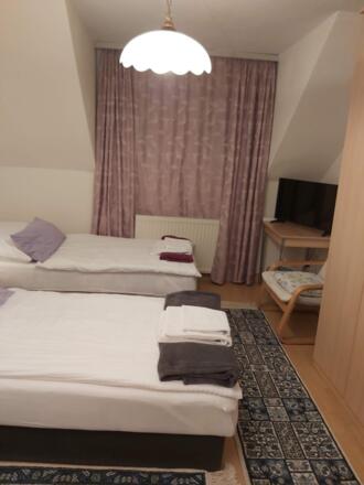 Schlafzimmer mit Doppelbett