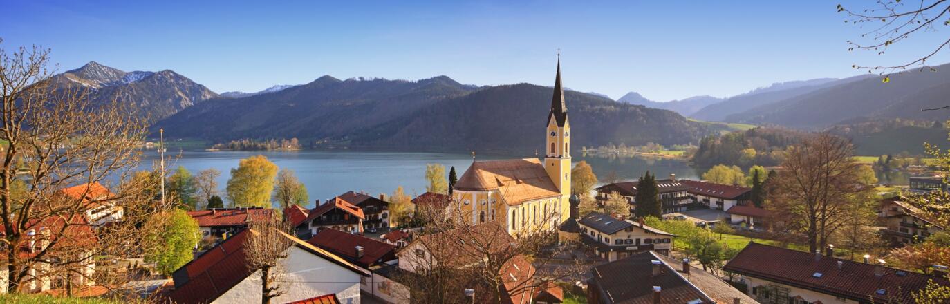 Der Schliersee mit Bergpanorama.