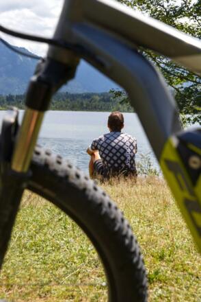 Fahrradfahrer am See