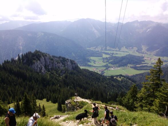 Steig zur Bergstation Seilbahn