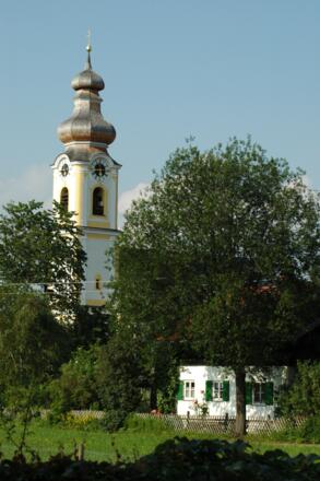 Die Heilig-Kreuz-Kirche von Berbling ist eine Besichtigung wert.