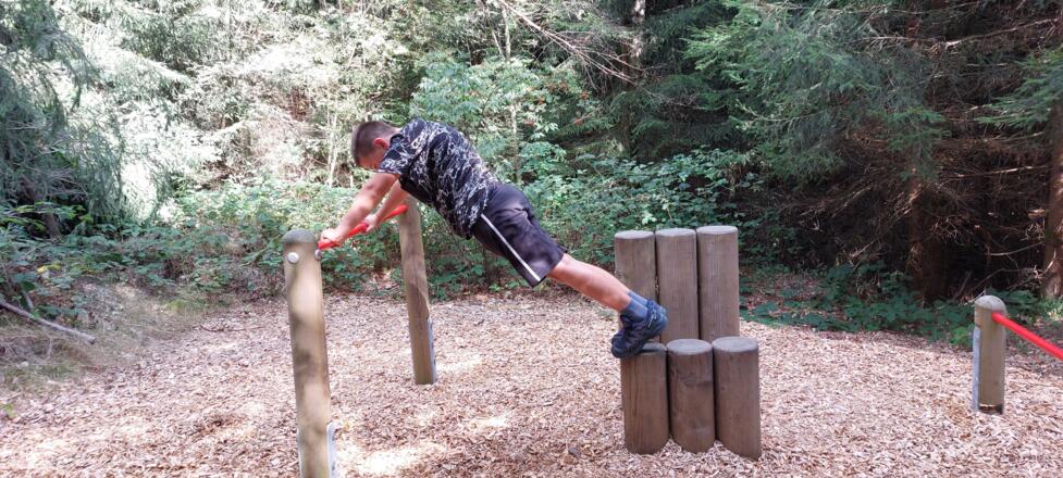 Sportler an einer Station des MAKfit-Pfades