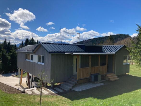 Außenansicht Lagom Haus mit Feuerstelle im Garten