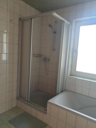 Dusche mit Badewanne