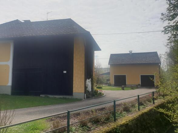 Hauszufahrt mit Garagen