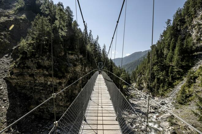Hängebrücke im Val Sinestra.
